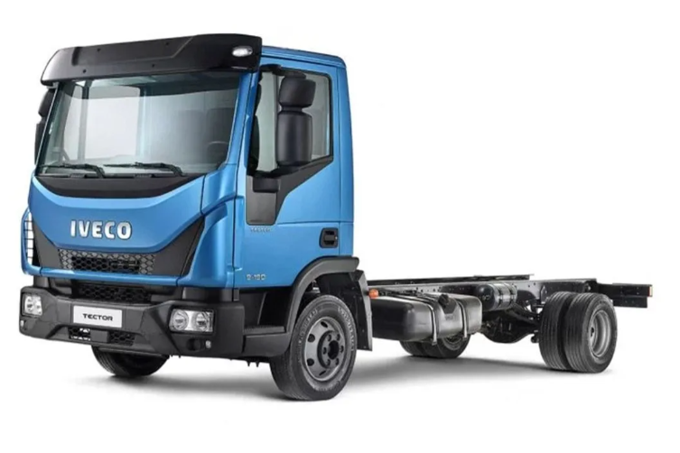 Chasis de camión Iveco azul sobre fondo blanco, visto de perfil.