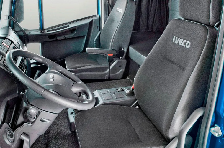 Chasis de camión Iveco azul sobre fondo blanco, visto de perfil.