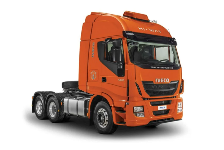 Camión tractor Iveco naranja sobre fondo blanco