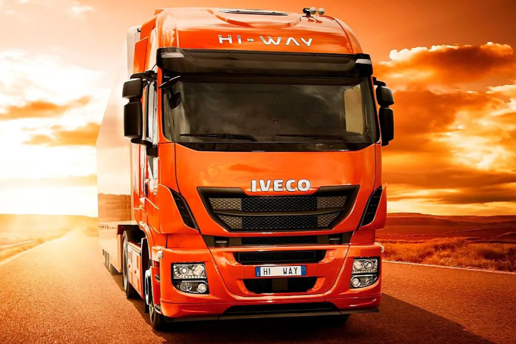 Camión tractor Iveco naranja sobre fondo blanco