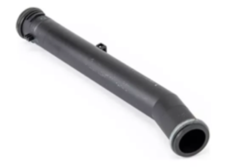 Tubo de refrigerante de motor de automóvil de color negro con dos aberturas circulares.