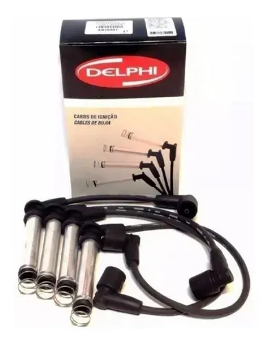 Juego de cables de bujías Delphi en caja, cables negros con tapas color plata, caja blanca con logo rojo.