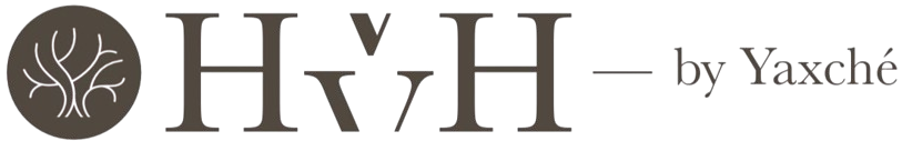 Logotipo con la inscripción “HvH”, un emblema circular de un árbol y el texto “by Yaxché” sobre un fondo claro.