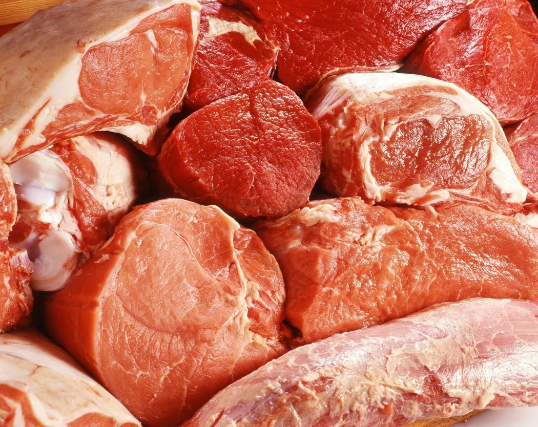 Tagli di carne rossa cruda impilati uno accanto all'altro