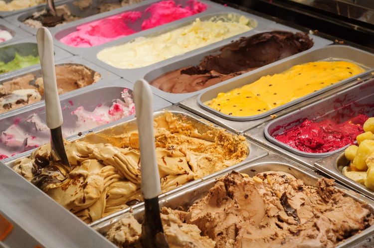 Bancone della gelateria con coppette e cucchiaini