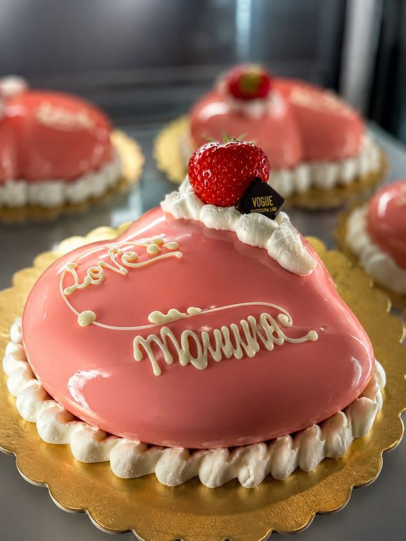 Bancone di pasticceria artigianale con vassoi di dolci freschi
