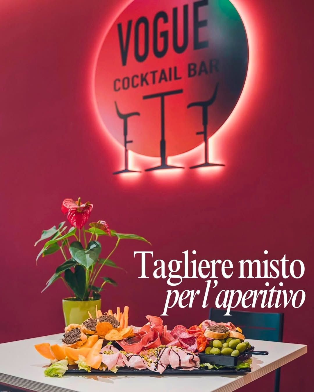 Dettaglio del bancone e del tavolo apparecchiato da Vogue