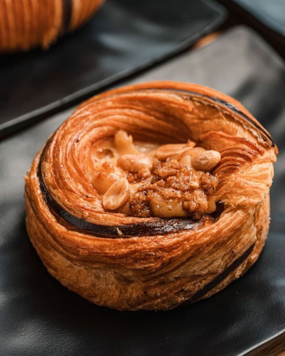 Cappuccino e cornetto su un tavolino nella luce calda del mattino