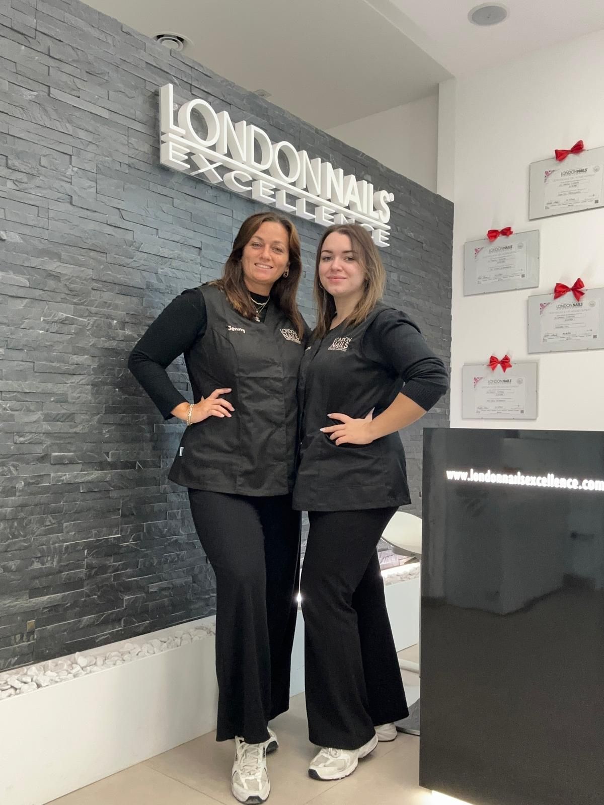 Due dipendenti sono alla reception del salone di bellezza London Nails Excellence.
