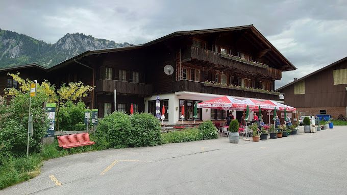 Ein großes Gebäude mit vielen Sonnenschirmen davor.