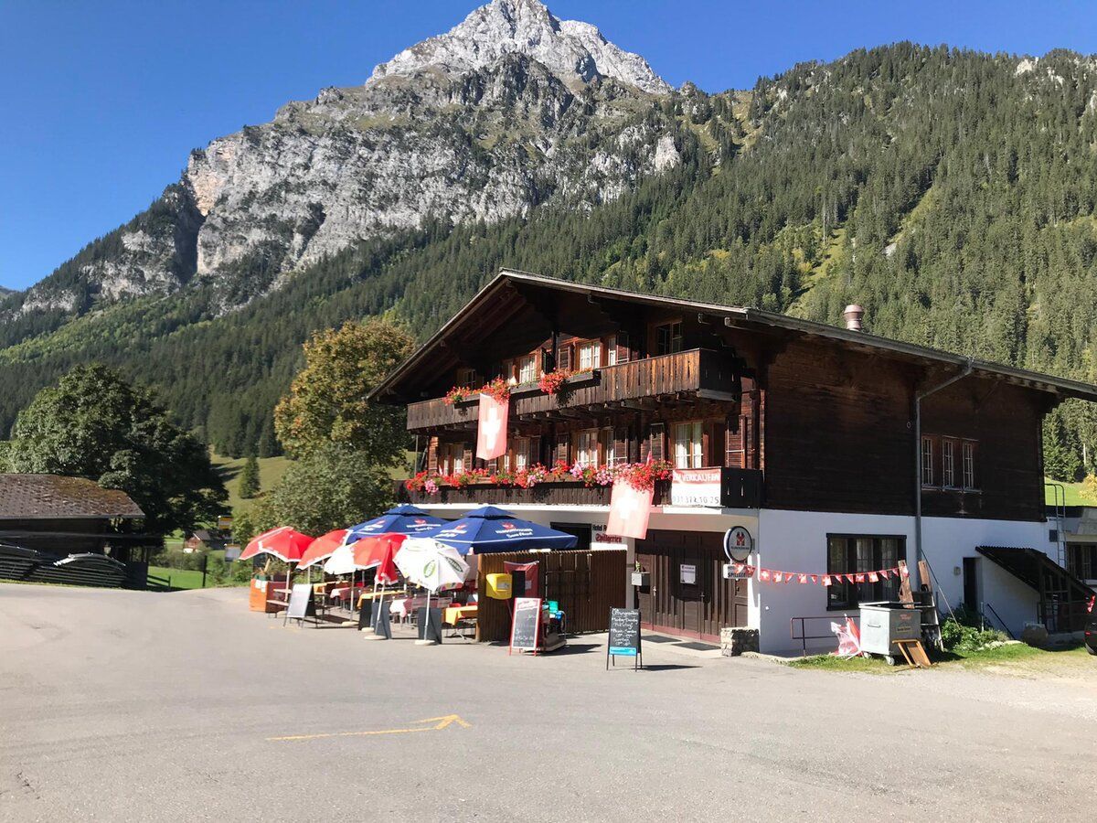 Ein großes Haus mit einem Berg im Hintergrund