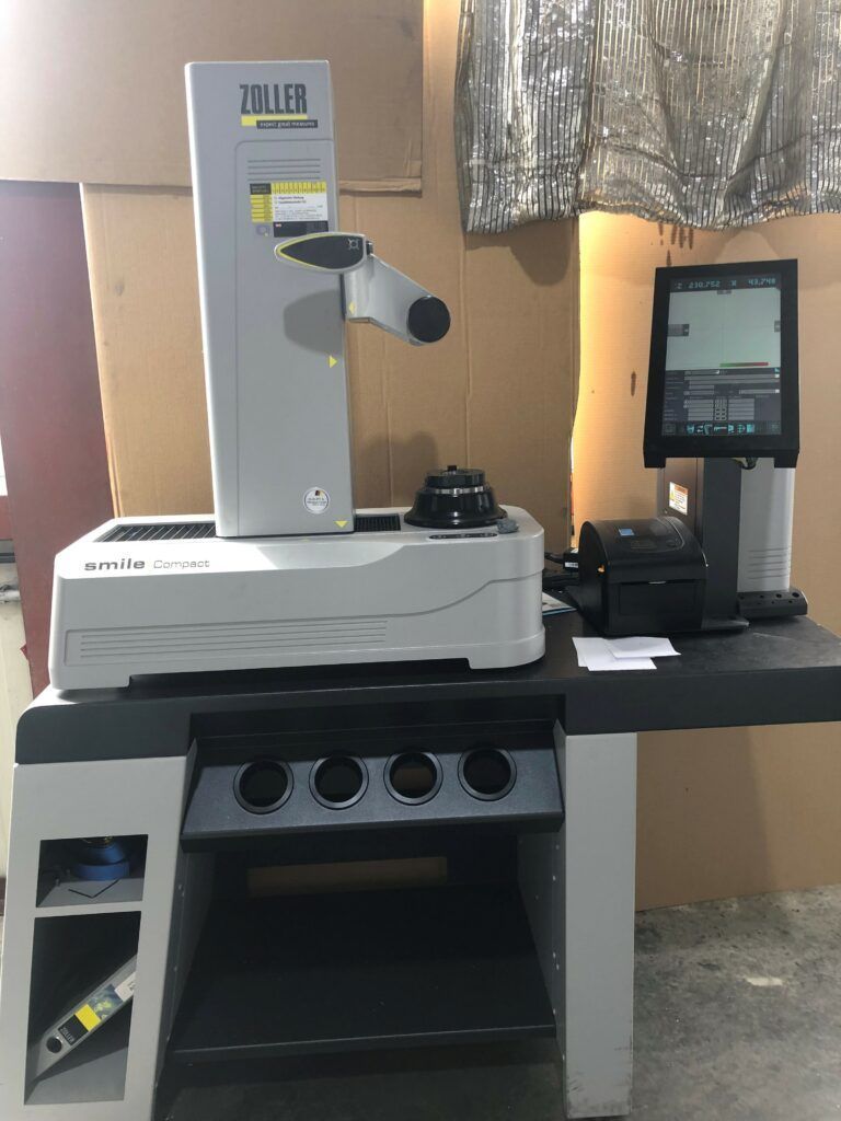 Zoller-Messmaschine mit Bedienbildschirm und Drucker in einer Werkstattumgebung.