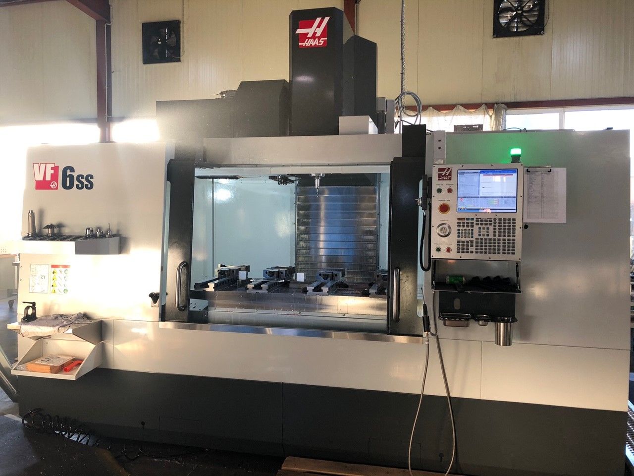 Eine große Haas VF-6SS CNC-Fräsmaschine in einer Werkstattumgebung.