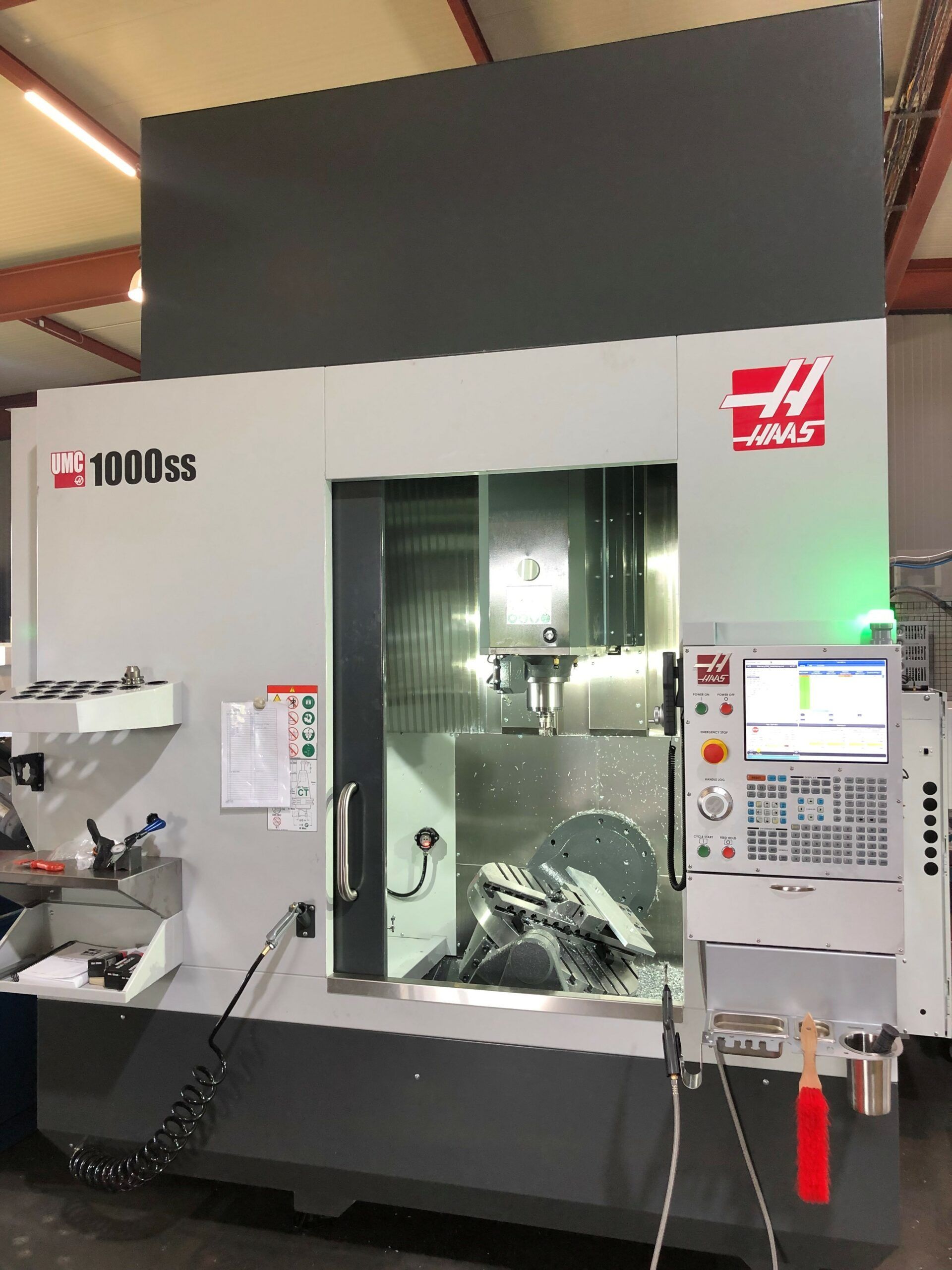 Eine Haas VM 1000SS Vertikalfräsmaschine in einer Werkstattumgebung.