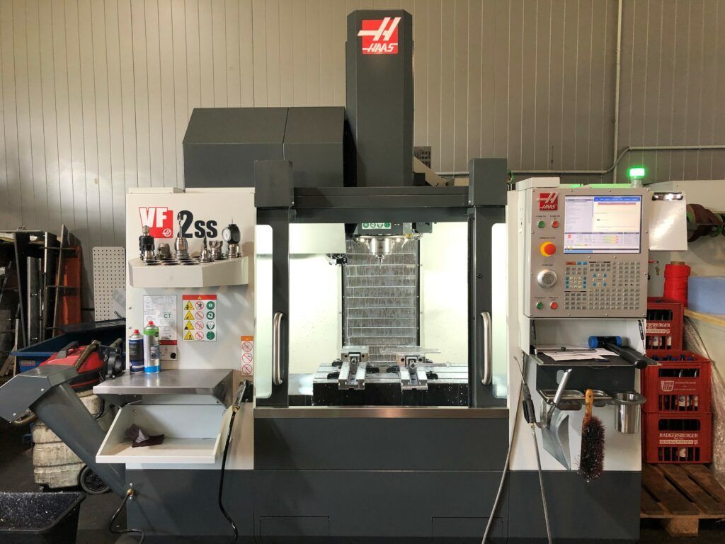 Eine Haas VF2SS CNC-Fräsmaschine in einer Werkstatt.