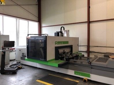 Eine große Industriemaschine in einer Werkstattumgebung