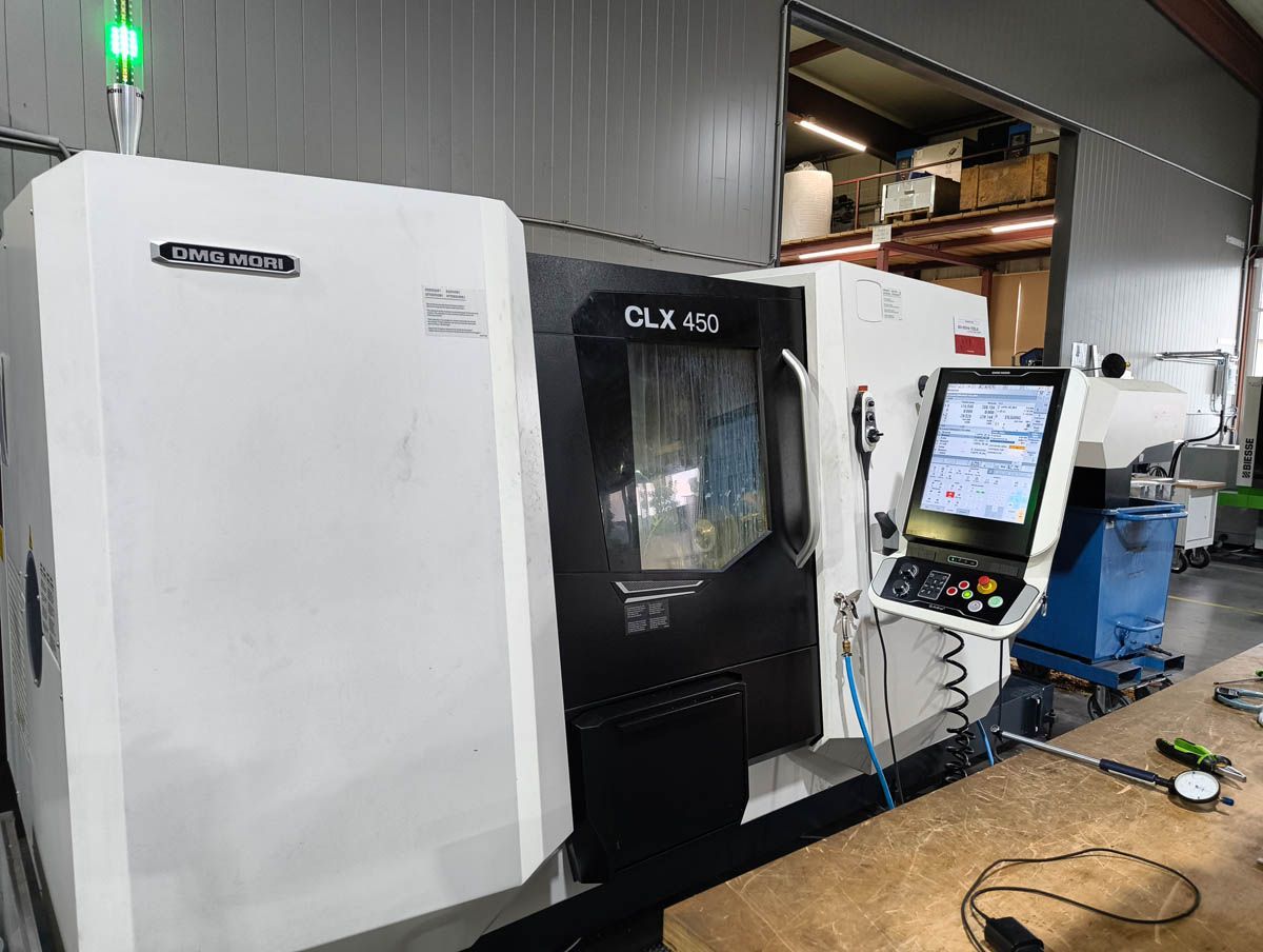 CNC-Werkzeugmaschine mit Bedienfeld in einer Werkstatt.