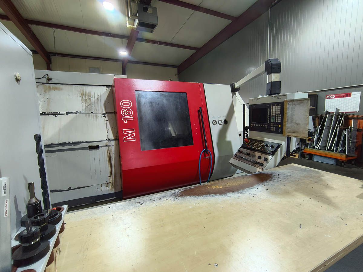 Rote CNC-Maschine in einer Werkstatt.