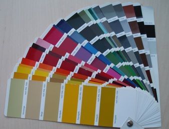 Die Farbpalette war fächerförmig angeordnet und zeigte eine Reihe von Farbmustern von Beige über Dunkelblau bis Schwarz.
