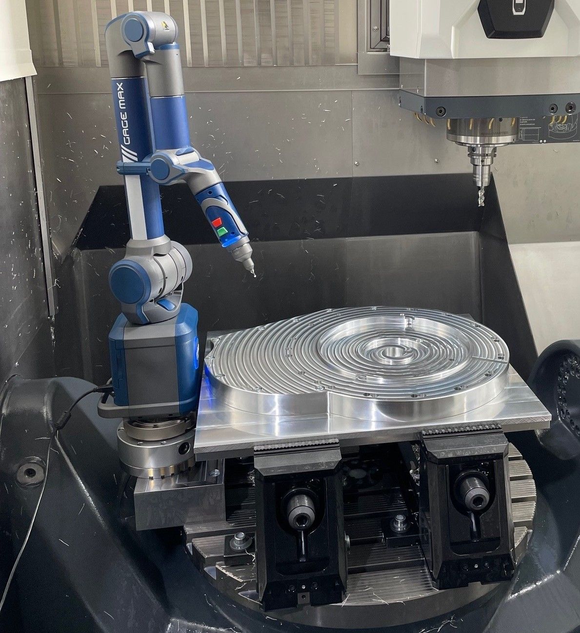 Ein Roboterarm untersucht ein kreisförmiges Metallteil auf einer CNC-Maschine.
