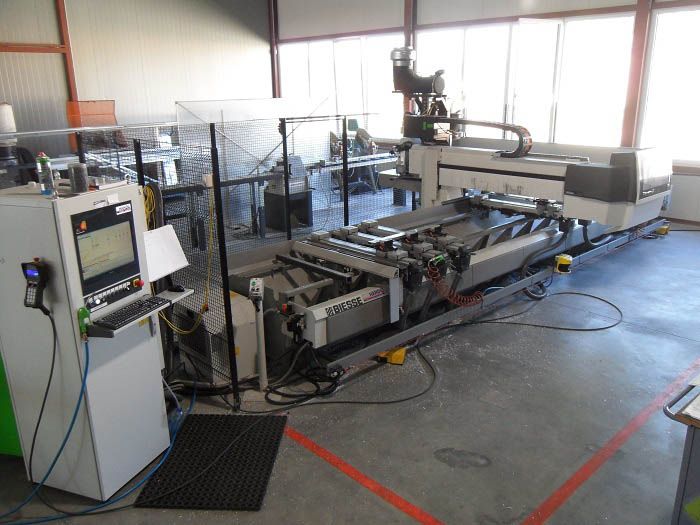 Große Industriemaschine mit Bedienfeld in einer Fabrikumgebung.