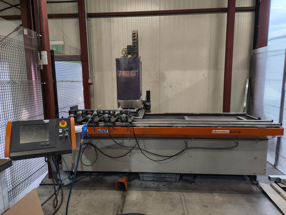 Eine große orange-graue CNC-Maschine in einer Werkstatt