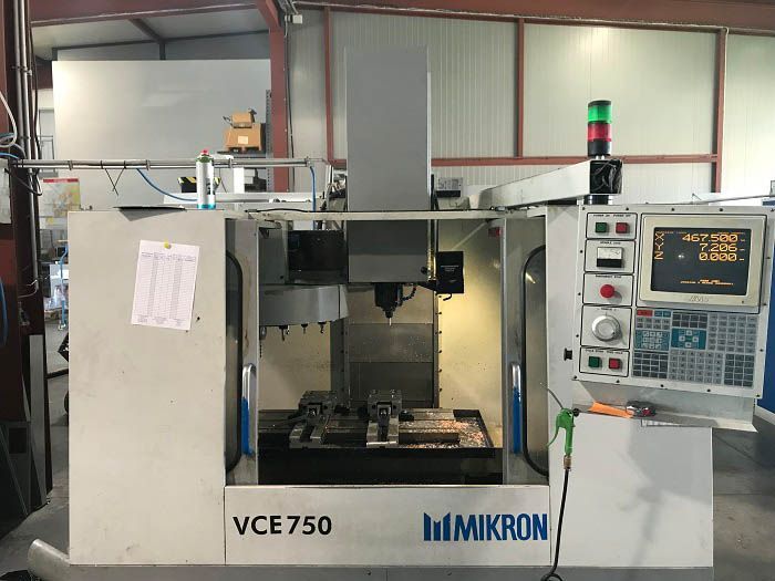 Mikron VCE 750 CNC-Fräsmaschine in einer Werkstatt.