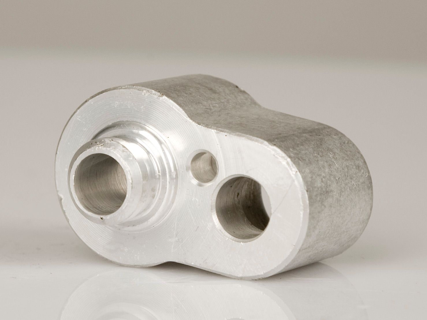 Aluminium-Klimaanlagenverteiler mit zwei Anschlüssen und einem kleineren seitlichen Anschluss