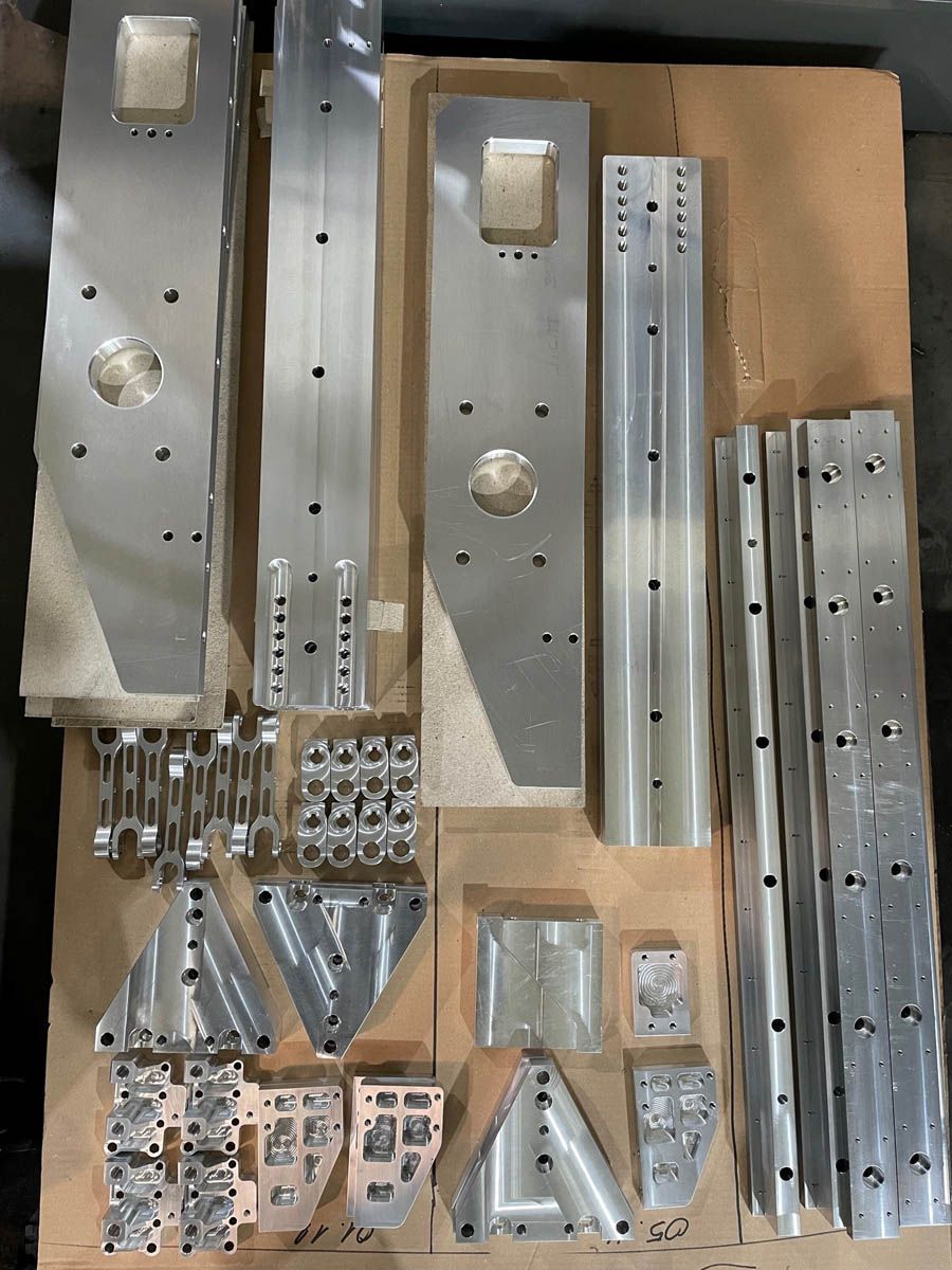 Verschiedene Metallmaschinenteile, die auf einer Kartonoberfläche angeordnet sind