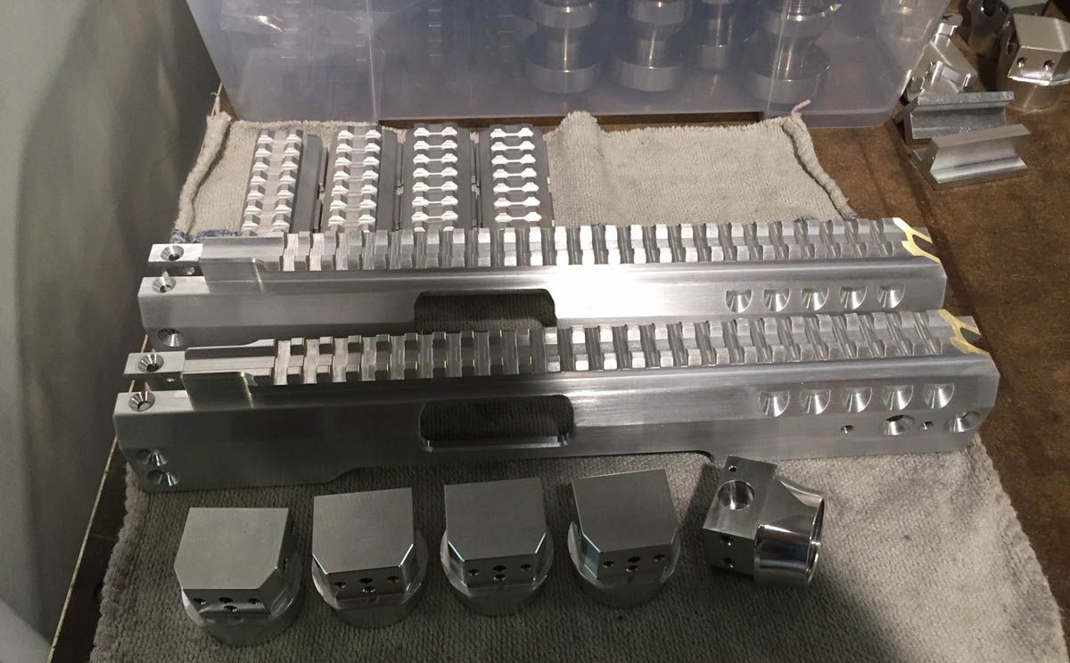 Aluminium-Maschinenteile in verschiedenen Größen und Formen, auf einem Tuch angeordnet.