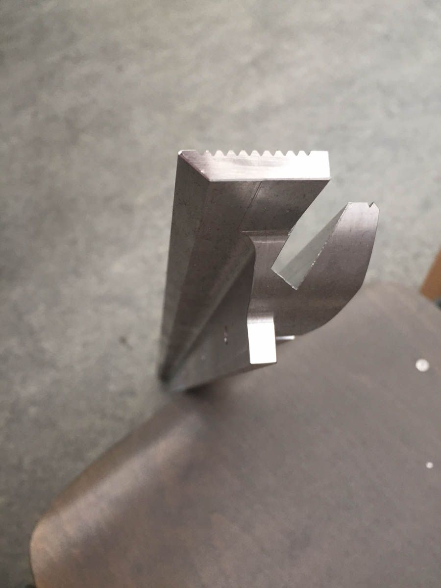 Ein Metallbiegewerkzeug mit einer gezahnten Kante und einer Kerbe