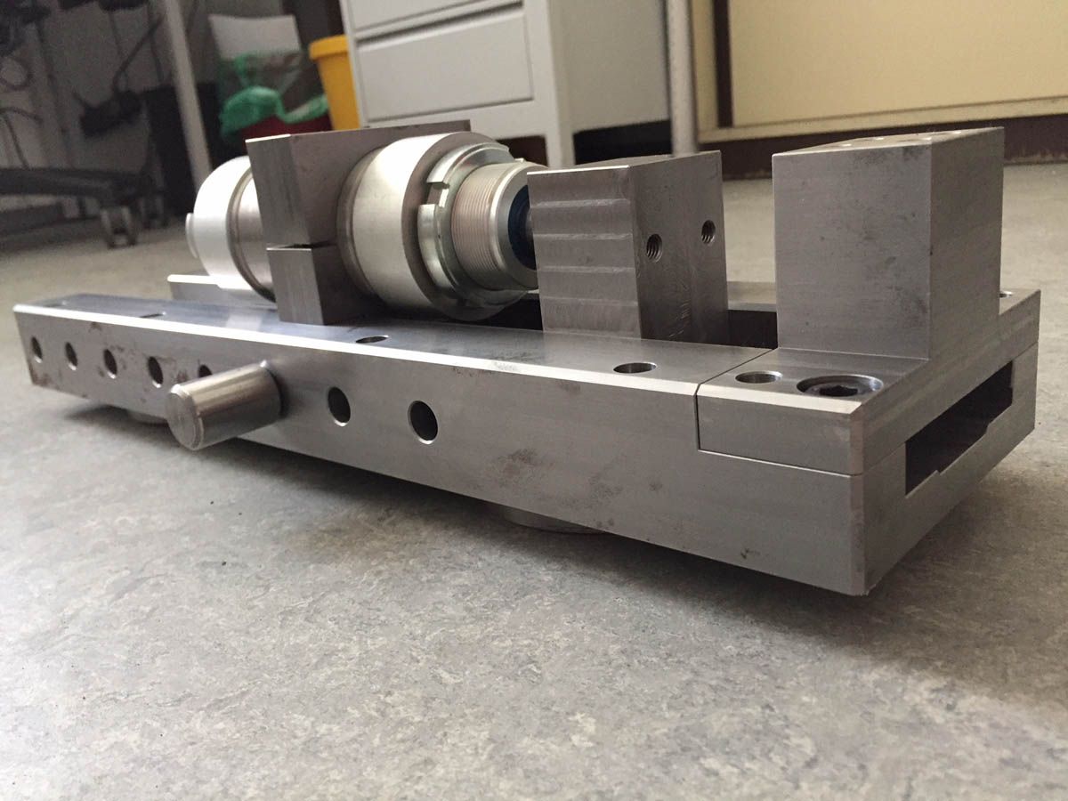 Metallschraubstock mit großem Auflagepunkt auf einer Betonfläche.