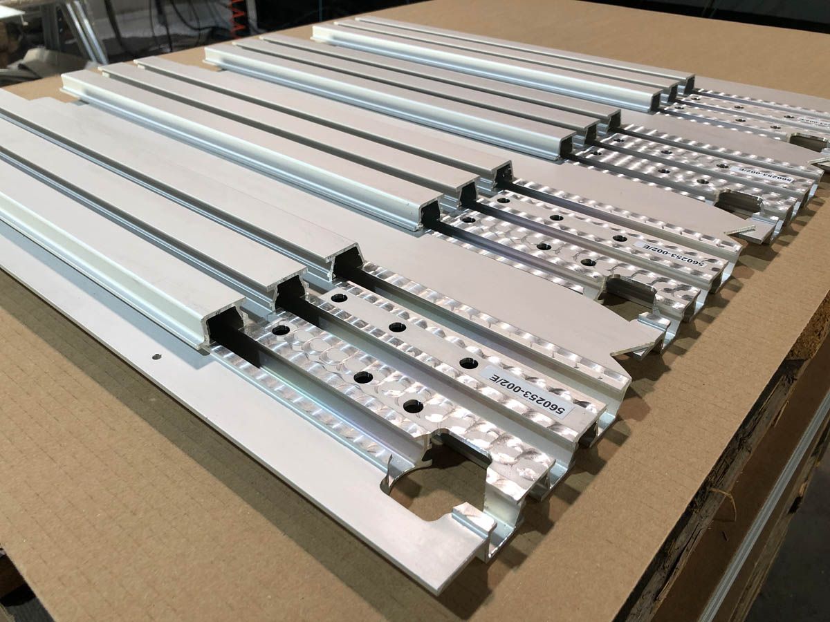 Auf einer Oberfläche angeordnete Aluminium-Metallrahmenbauteile, möglicherweise für Bau- oder Fertigungszwecke.