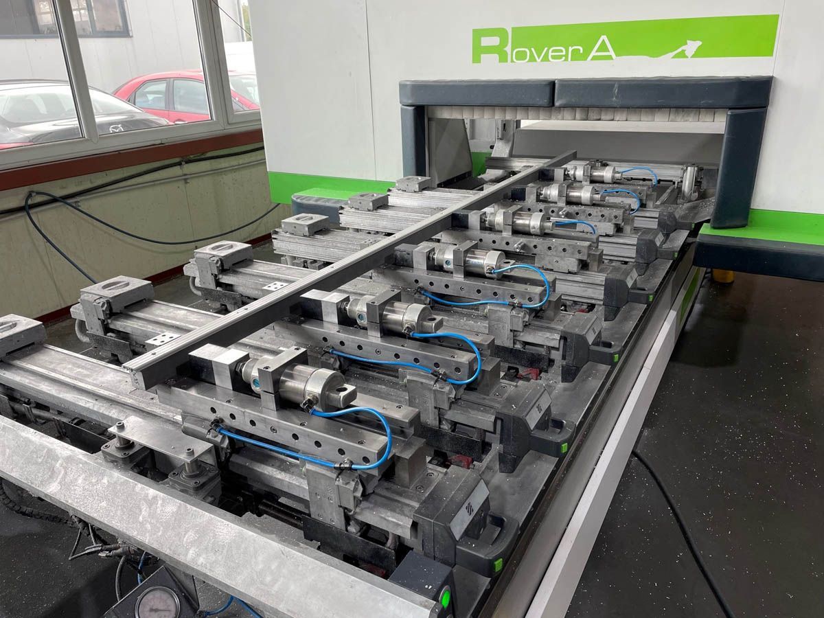 Eine große industrielle CNC-Maschine der Marke „Rover A“ mit einem eingespannten Metallwerkstück.