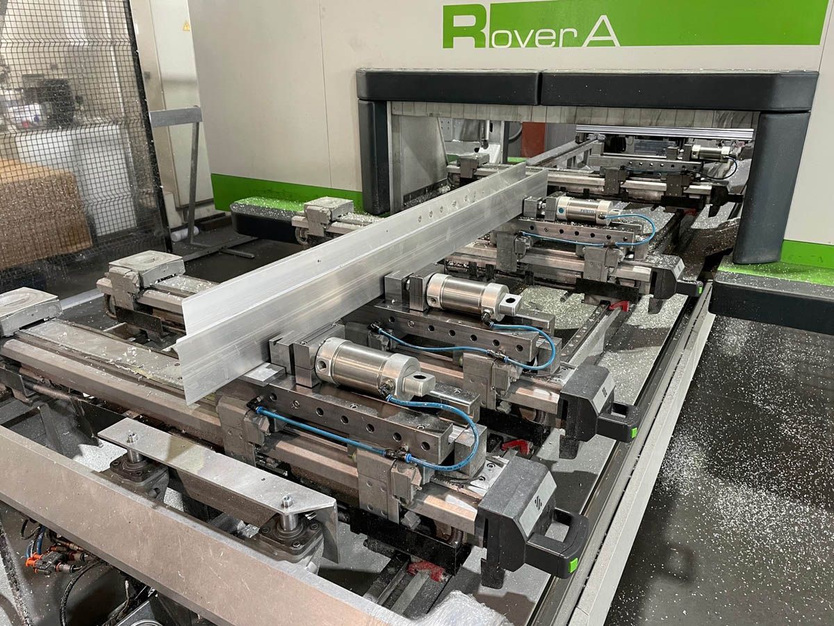 Ein Aluminiumträger wird in einer Fabrikumgebung auf einer Rover A CNC-Maschine bearbeitet.