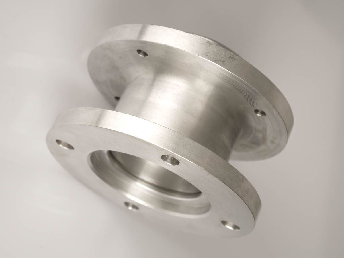Gefräster Aluminium-Metallflansch mit sechs Bolzenlöchern.