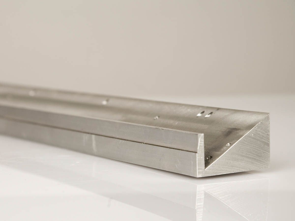 Aluminium-Strangpressprofil mit dreieckiger Seite und U-Profil.