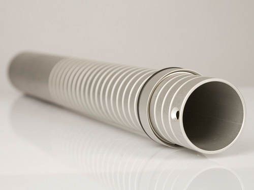 Silbernes Teleskoprohr mit Rillen und schwarzen Ringen.