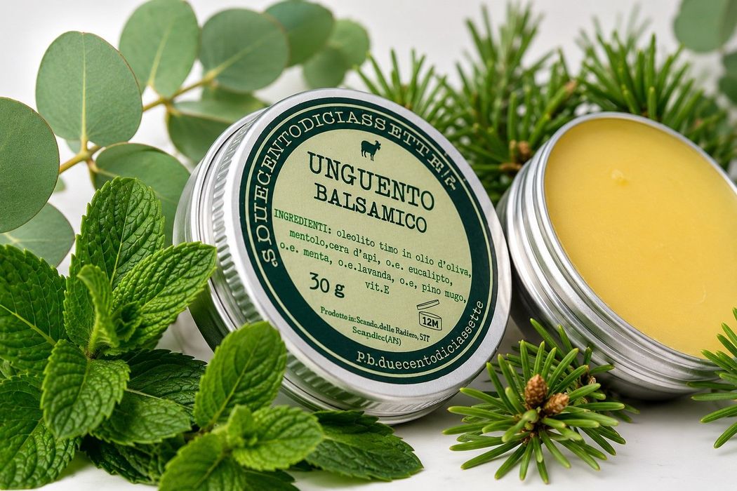 Balsamo cosmetico verde in scatola di latta, circondato da foglie e fiori bianchi, su uno sfondo verde brillante.