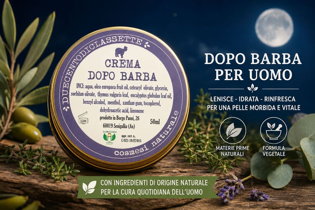 Vari articoli per la cura della persona su un asciugamano, tra cui un pennello per il trucco, flaconi e un vasetto di crema.