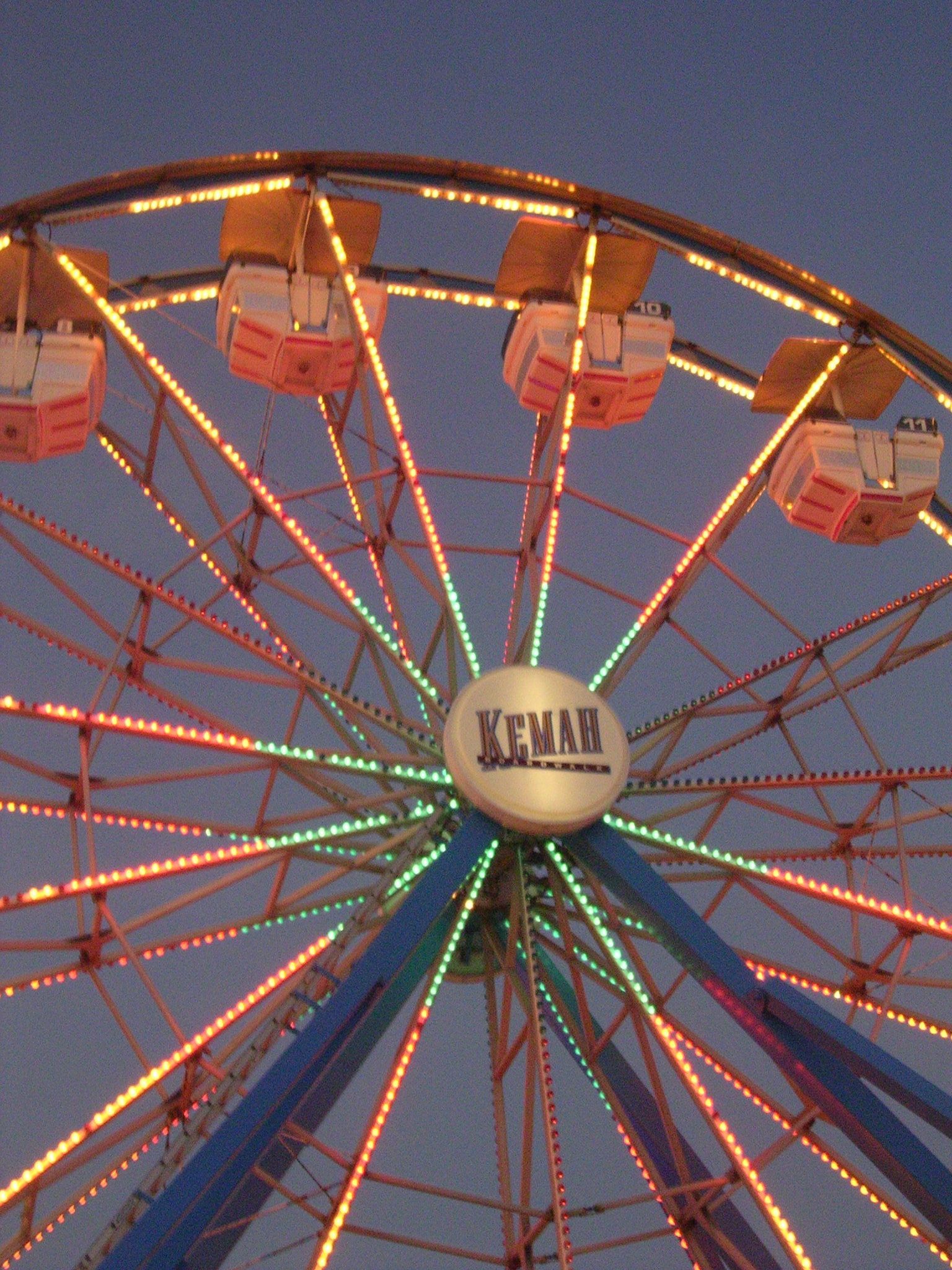 A ferris wheel with the word kemah on it