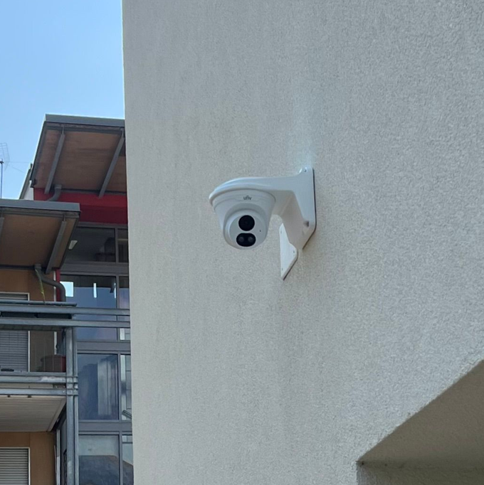 Due inverter solari bianchi e due unità di accumulo a batteria abbinate, montati su un muro di cemento grezzo.