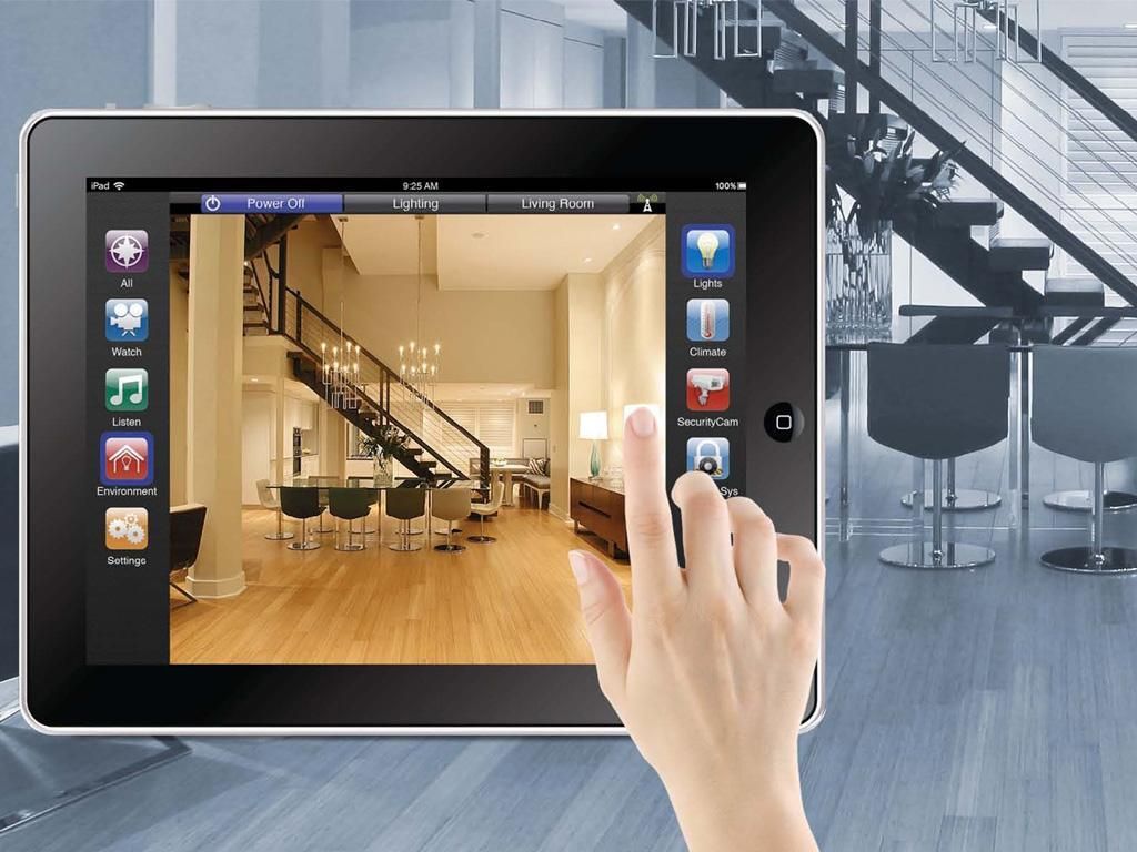 Un elegante pannello di controllo touchscreen a parete per la domotica, che visualizza le immagini delle telecamere di sicurezza in un moderno soggiorno.