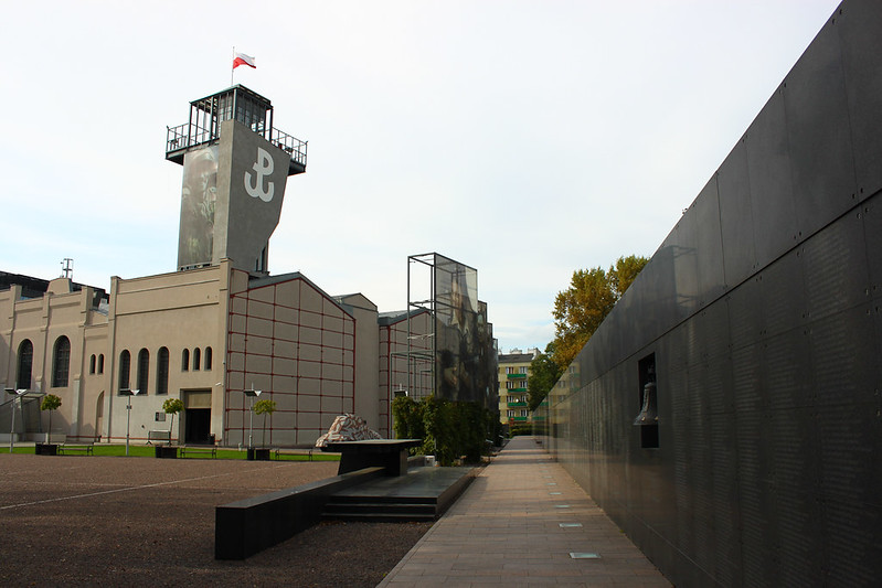 the warsaw uprising museum with a flag on top of it