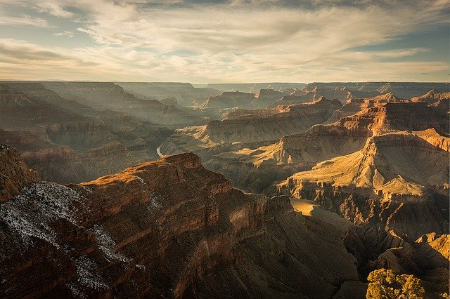 A view of the grand canyon from the top of a mountain.