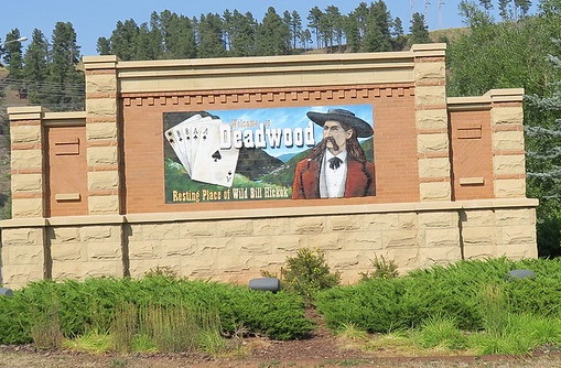 A brick sign that says ' deadwood ' on it