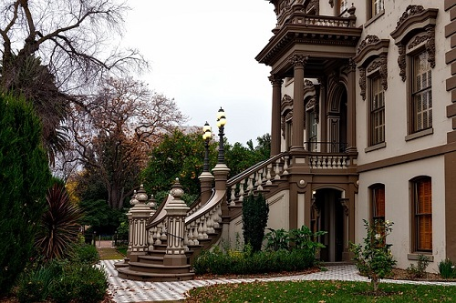 A large, historic building with stairs leading up to it in Sacramento