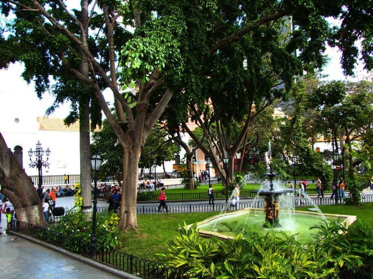 A fountain in a park in Lima with people walking around