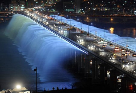 A bridge over a body of water in seoul at night