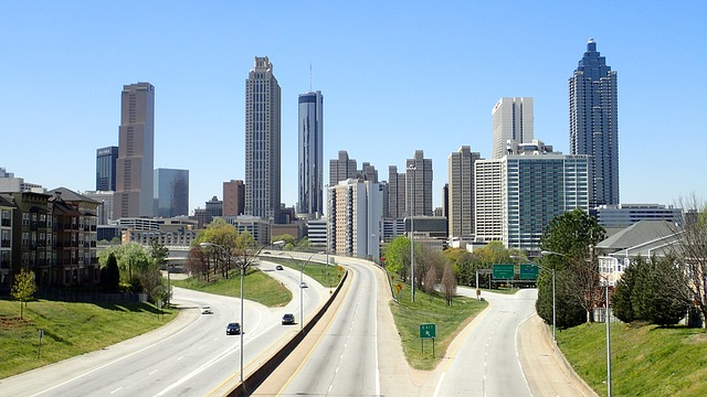 A highway going through atlanta with a skyline in the background